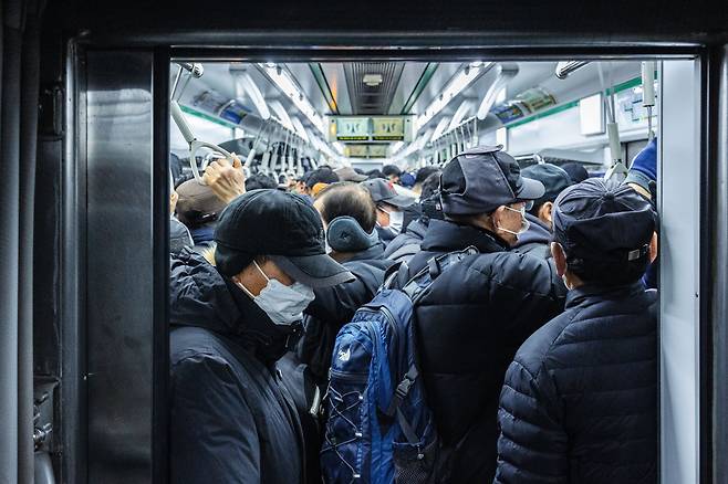 신도림발 지하철 2호선 첫차가 신대방역을 지나자, 승객이 가득 찼다. /이건송 영상미디어 기자