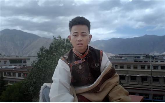 <2019년 뮤직비디오에서 티베트어로 노래하는 체왕 노르부(Twewang Norbu)의 모습. https://www.youtube.com/watch?v=3gv-caAs7MM&ab_channel=YarthokTenzin >