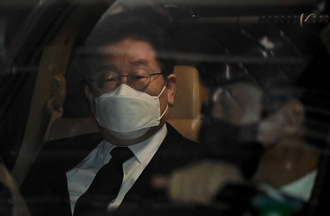 더불어민주당 이재명 대표가 10일 오후 경기도 성남시 수정구 성남의료원 장례식장에 마련된 경기도지사 시절 초대 비서실장을 지낸 전형수씨 빈소에 조문 후 차량에 탑승 후 이동하고 있다./뉴스1
