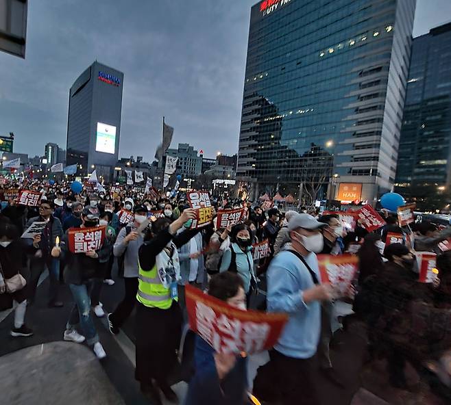 30차 촛불전환행동 집회가 서울시의회 앞 일대에서 진행되고 있다. 이 날 경찰 추산 5000여명의 시민이 모였다.