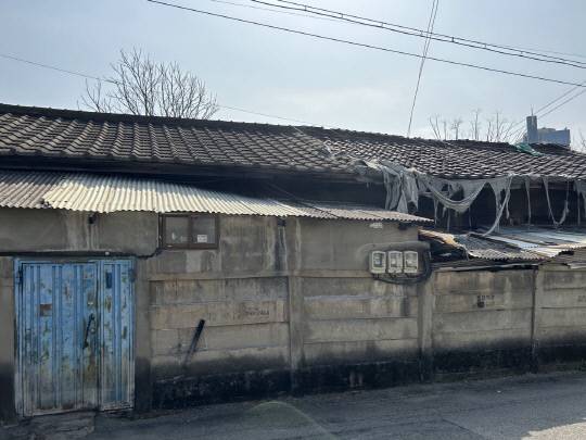 1개 건물에 2가구가 살았던 연립주택 형식의 옛 관사촌은 집과 집 사이의 담벼락 높이가 다르다. 사진=유혜인 수습기자