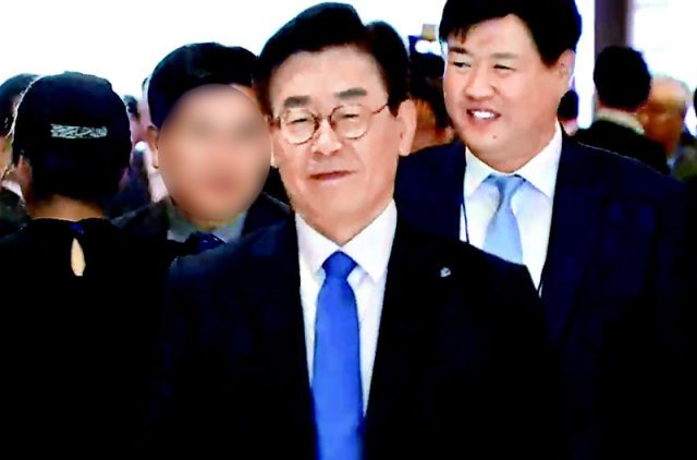 더불어민주당 이재명 대표(가운데)의 경기도지사 시절 초대 비서실장을 지낸 전형수 씨(왼쪽)가 2018년 11월 당시 경기지사였던 이
 대표와 김용 전 민주연구원 부원장과 함께 경기 고양시의 한 호텔에서 열린 행사에 참석한 모습. 전 씨는 9일 자택에서 숨진 채 
발견됐다. KBS 화면 캡처