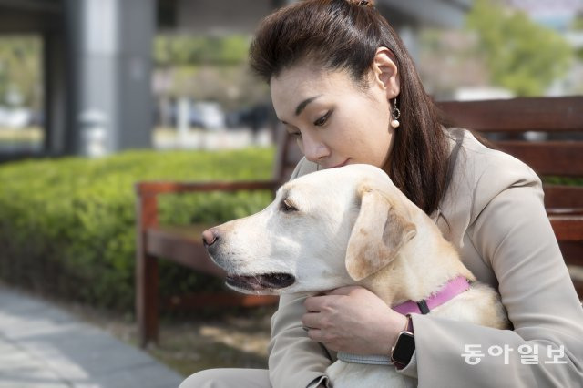 김예지 의원이 안내견 ‘조이’와 포즈를 취했다. 김 의원은 평상시엔 조이의 안내를 받지만 마라톤에서는 ‘가이드 러너’의 안내를 받으며 달린다. 동아일보 DB.