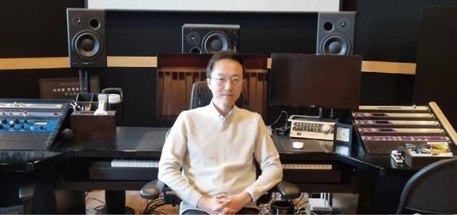 이 감독은 작업실에서 커다란 화면에 편집한 영상을 틀어 반복해서 보면서 작곡한다.