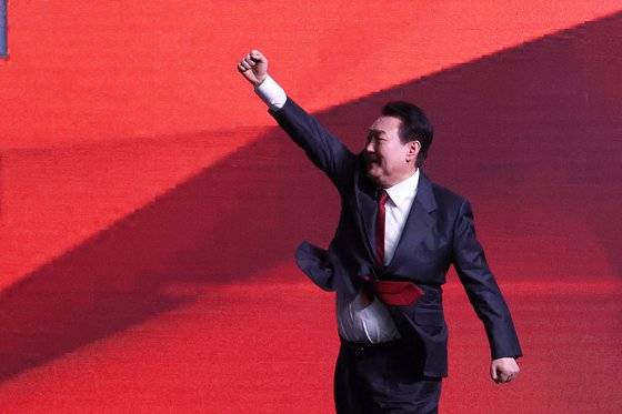 8일 오후 킨텍스에서 국민의힘 제3차 전당대회가 진행되고 있다. 윤석열 대통령이 인사하고 있다. 장진영 기자