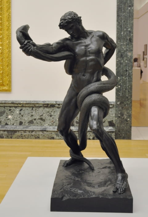 레이턴의  ‘파이톤과 싸우는 운동선수’(An Athlete Wrestling with a Python). 실물 크기의 청동 조각이다. 레이턴은 조각 솜씨도 탁월했는데, 이 작품은 이후 전반적인 조각 사조에도 영향을 미쳤다. /테이트 소장