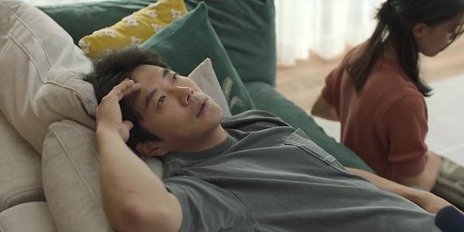 웨이브 오리지널 드라마 <위기의 X>에서 윤대웅(권상우)은 회사에서 구조조정을 당한 뒤 좌절에 빠진다. 웨이브 제공.