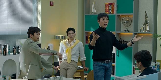 대웅(권상우·맨 왼쪽)을 임원으로 데려 온 자동차 디테일링 스타트업 루시도에서 이사인 우진(이이경)과 사장 앤디 정(신현수)은 하루가 멀다하고 욕과 주먹질이 난무하는 싸움을 벌인다. 웨이브 제공.