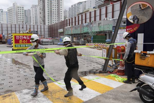 부산의 한 건설현장에서 일하는 모습. 국제신문DB