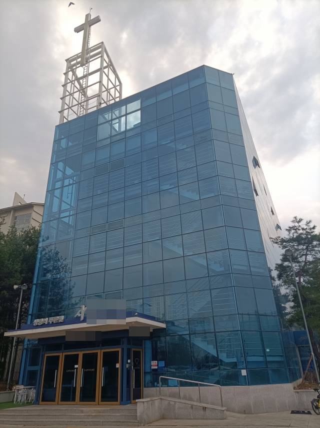 서울 강동구 강일동에 위치한 사OOO교회 건물 모습이다. 해당 교회의 출입구에는 '교회'란 단어를 뺀 채 사OOO 문구만 걸려 있다. 국민일보 DB