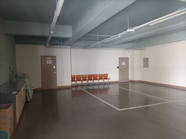 명동OOO교회 1층 주차장 모습이다. 왼쪽 문엔 검은 글씨의 '택배실' 문구가 붙여져 있지만, 오른쪽 문엔 빨간 글씨로 쓰여진 '출입통제' 문구가 붙어 있다. 국민일보 DB