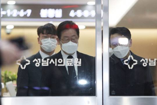 이재명(가운데) 더불어민주당 대표가 10일 오후 경기 성남시의료원에 마련된 이 당 대표의 경기지사 시절 초대 비서실장인 고 전형수 씨의 빈소를 나서고 있다. 뉴시스 (공동취재사진)