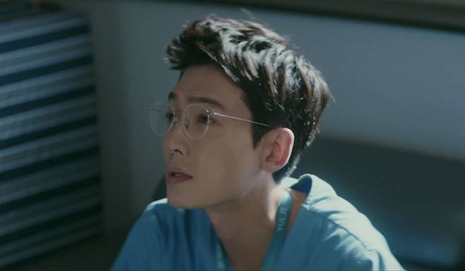 양지혁 삼성서울병원 소아흉부외과 교수를 모티브로 한 드라마 슬기로운 의사생활의 김준완(정경호) [tvN 슬기로운 의사생활 공식영상 캡쳐]