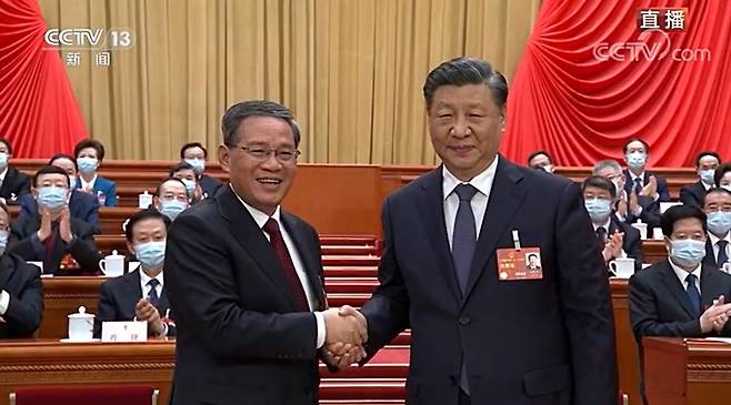 리창 총리가 선출 뒤 시 주석과 악수를 하고 있다. 중국 cctv 캡처