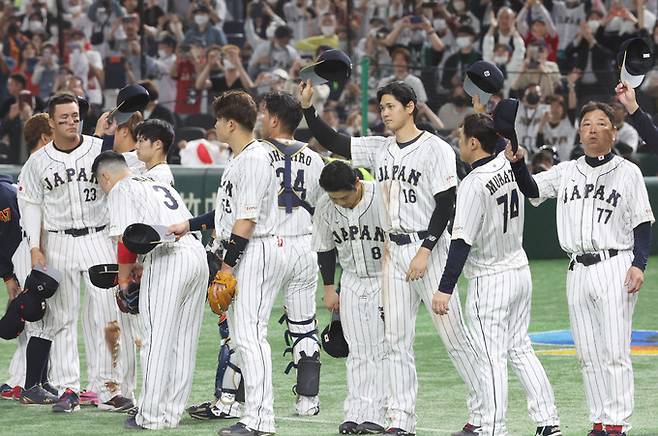 10일 오후 일본 도쿄돔에서 열린 2023 월드베이스볼클래식(WBC) B조 본선 1라운드 한국과 일본의 경기가 한국의 4대13 패배로 끝났다. 경기를 마친 일본 선수들이 승리를 자축하고 있다. 연합뉴스