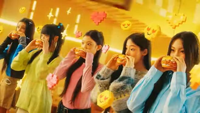 맥도날드의 신제품 맥크리스피 크리미 어니언을 먹고 있는 뉴진스/사진=맥도날드 공식 유튜브