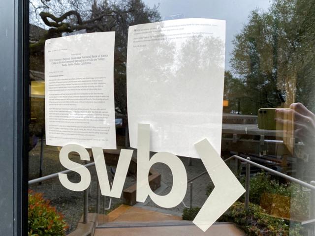 지난 10일 미국 캘리포니아 실리콘밸리에 있는 실리콘밸리은행(SVB) 본사 건물 출입구가 공지문이 붙은 채 굳게 닫혀 있다. 실리콘밸리=로이터 연합뉴스