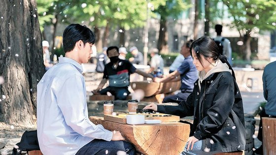 넷플릭스 드라마 '더 글로리'에서 주인공 문동은(오른쪽)이 야외에서 바둑을 배우는 장면은 충북 청주 중앙공원에서 촬영됐다. 사진 넷플릭스