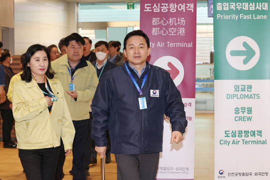 원희룡 국토교통부 장관이 12일 오후 인천국제공항 제2여객터미널에서 보안상황을 점검하기 위해 이동하고 있다. 연합뉴스