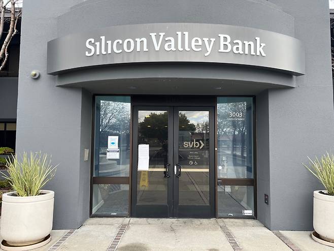 11일(현지시간) 미국 캘리포니아주 샌타클래라에 위치한 실리콘밸리은행(SVB) 본사 정문이 굳게 닫혀 있다. [연합]