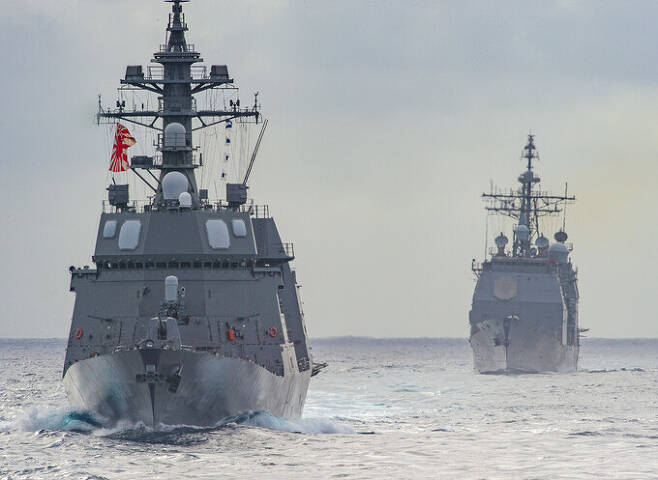 일본 해상자위대 구축함 테루즈키함이 미 해군 이지스순양함 앤티텀함과 함께 이동하고 있다. 미 해군 제공