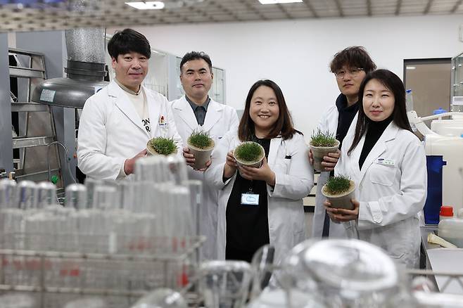 경기 군포시 안양CC 내에 위치한 잔디환경연구소에서 5명의 연구원들이 샘플링한 잔디를 들고 포즈를 취하고 있다.