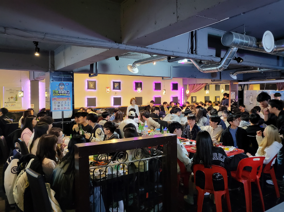 개강 후 첫 금요일이었던 지난 10일 서울 서대문구 신촌 대학가의 한 술집에 연세대 학생들이 모여 개강파티를 열고 있다.