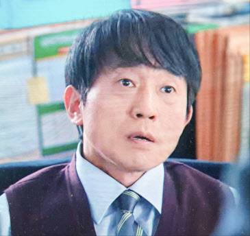 넷플릭스 드라마 ‘더글로리’ 속 학교폭력 피해자 문동은의 담임교사 ‘김종문’. (사진=넷플릭스)