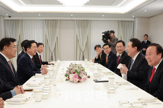 윤석열 대통령이 13일 용산 대통령실 청사에서 열린 국민의힘 신임 지도부 초청 만찬에서 김기현 신임 당 대표를 비롯한 참석자들과 환담을 나누며 웃음짓고 있다.(사진=대통령실)