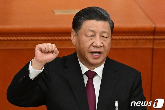 시진핑 중국 국가주석이 10일 (현지시간) 베이징 인민 대회당에서 열린 전국인민대표대회(전인대)에서 신중국 건국 이후 첫 '3연임' 국가주석에 만장일치로 선출된 뒤 선서를 하고 있다. ⓒ AFP=뉴스1 ⓒ News1 우동명 기자