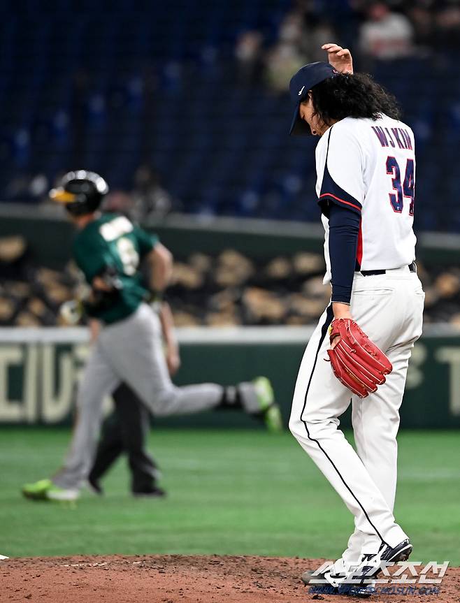 2023 월드베이스볼클래식(WBC) B조 1차전 한국과 호주의 경기가 9일 일본 도쿄돔에서 열렸다. 7회초 2사 2,3루 한국 김원중이 호주 로비 글렌디닝에게 재역전 3점홈런을 허용하고 아쉬워하고 있다. 도쿄(일본)=허상욱 기자wook@sportschosun.com/2023.03.09/