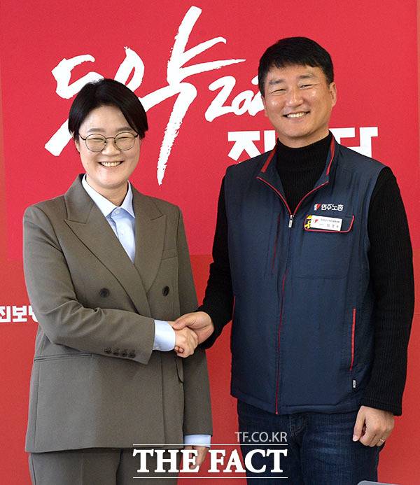 윤희숙 진보당 상임대표(왼쪽)와 양경수 민주노총 위원장이 13일 오전 서울 종로구 진보당사에서 '노동탄압 공동대응 및 노동자 정치세력화' 간담회를 앞두고 기념사진을 남기고 있다. /남윤호 기자