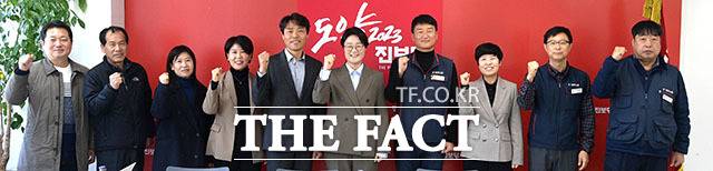 윤희숙 상임대표, 양경수 위원장 등 참석자들이 기념사진을 남기고 있다.