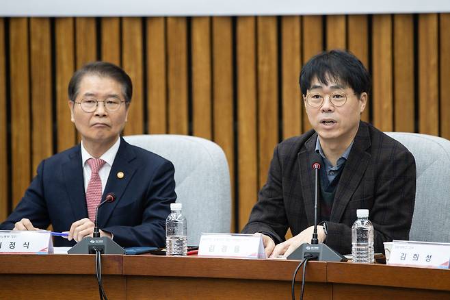 김경율 불합리한 노동관행 개선 자문회의 단장이 13일 국회에서 열린 노조 회계 투명성 강화 민·당·정 협의회에서 모두 발언을 하고 있다. /뉴스1