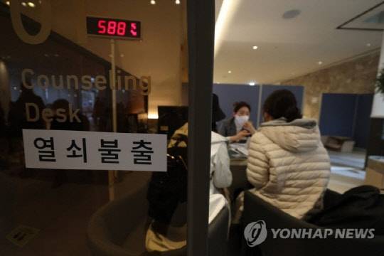 소송 문제로 서울 강남 개포자이 프레지던스의 입주 중단을 하루 앞둔 12일 오후 단지 내 입주지원센터에서 입주자들이 열쇠 불출을 하고 있다. 사진 연합뉴스