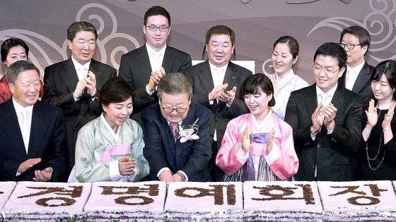 2012년 고(故) 구자경 LG그룹 명예회장(앞줄 왼쪽 셋째)의 미수연(米壽宴·88세)에 LG그룹 오너 일가가 참석한 모습. 앞줄 왼쪽부터 고(故) 구본무 LG그룹 선대회장과 부인 김영식 여사, 구자경 명예회장, 구연경 LG복지재단 대표와 남편 윤관 블루런벤처스 대표. 뒷줄 왼쪽 둘째부터 구본준 LX그룹 회장, 구광모 LG그룹 회장, 구본능 희성그룹 회장. 사진 LG그룹