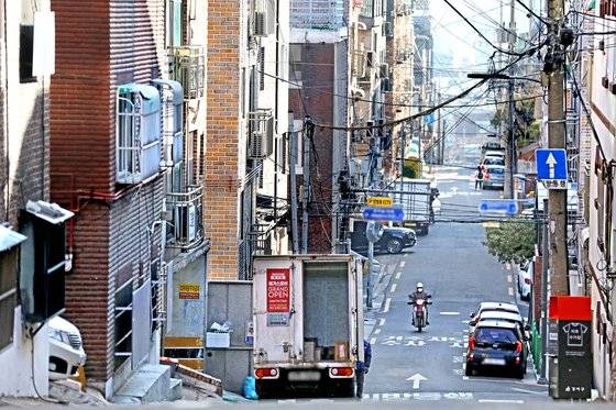 서울 강서구 화곡동 빌라촌. 지난해 11월 기준 주택도시보증공사(HUG)가 파악한 상위 30위 전세보증금반환보증 집중 관리 다주택 채무자(악성 임대인)의 지역별 통계에 따르면, 서울 강서구 화곡동에서 발생한 전세금 미반환 사고가 737건으로 압도적 1위를 차지했다. 뉴스1