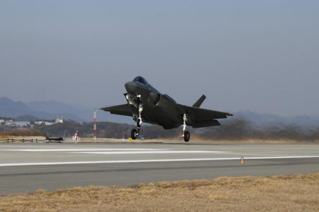 F-35A가 지난 달 3일 한미 연합공중훈련 참가를 위해 청주기지 활주로에서 이륙하고 있다. 공군 제공