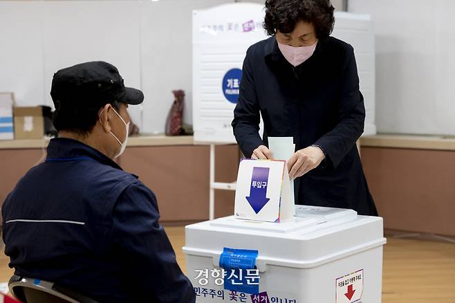 제8회 전국동시지방선거일인 1일 서울 서초구 방배1동주민센터에 마련된 투표소가 한산한 모습이다./문재원 기자