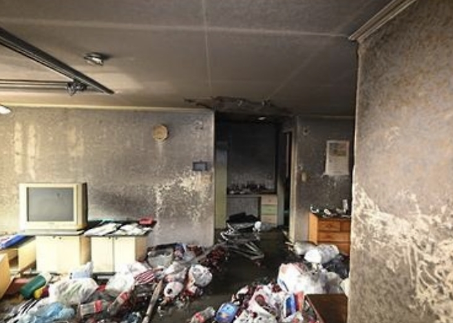 지난 11일 화재가 발생한 김포시 감정동 한 아파트 내부 모습. 당시 화재가 발생한 아파트에서는 80대 여성 A씨와 그의 50대 아들 B씨가 숨진 채 발견됐다. 김포소방서 제공=연합뉴스.