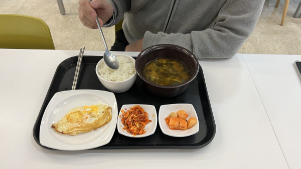 부산외국어대가 제공하는 학내 구성원을 대상으로 제공하는 무료 아침밥. 부산외대 제공