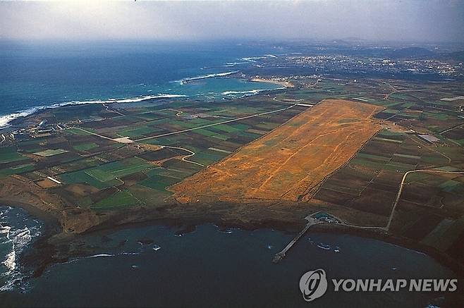 일제강점기 일본 해군이 제주 서귀포시 대정읍 알뜨르에 건설했던 비행장 전경. [자료=연합뉴스]