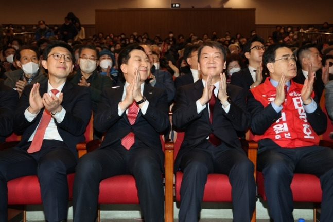 김기현 국민의힘 당 대표 후보(왼쪽 두 번째)와 안철수 당 대표 후보(왼쪽 세 번째)가 26일 오후 서울 도봉구민회관에서 열린 도봉갑 당협 신년 당원교육 행사에서 박수를 치고 있다. 오른쪽은 태영호 최고위원 후보. [사진 = 연합뉴스]