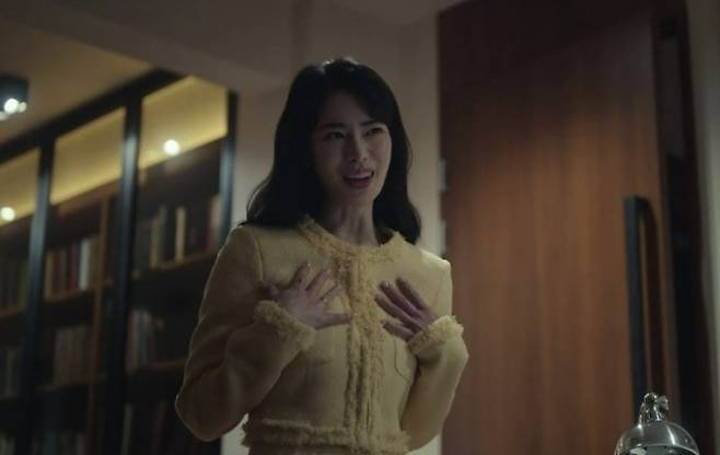 노란색 벰버 트위드 재킷을 입은 박연진(임지연 분). 이 제품은 W컨셉에서 빠른 속도로 품절됐다. [사진 출처 = 넷플릭스 ‘더글로리’]