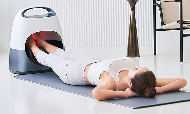 '밸런스핏'을 사용해 홈헬스케어를 하는 모습./사진제공=셀러몬