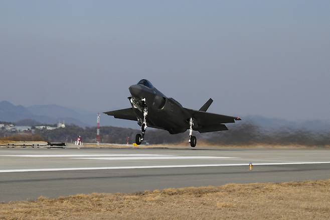 [서울=뉴시스] 최동준 기자 = 한국 공군 스텔스 전투기 F-35A '프리덤 나이트(Freedom Knight)'가 3일 한미 연합공중훈련 참가를 위해 청주기지에서 이륙하고 있다. 한미 공군은 지난 1일에 이어서 이날, 한국 측 F-35A와 미국 측 F-22, F-35B, F-16CM 전투기 등 다수의 첨단 전투기들이 참가한 가운데 서해 상공에서 연합공중훈련을 실시했다. (사진=공군 제공) 2023.02.03. photo@newsis.com *재판매 및 DB 금지