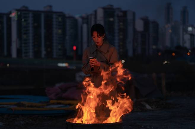 Victims ages were stronger than attackers ages, and there were many moments of crisis, no matter how carefully planned.In addition, I felt uneasy when Park Yeon-jin (Lim Ji-yeon), who is not so wicked, laughed at me, Why do you think there are only rewards and retribution in the world?However, from the beginning to the end, I supported Song Hye-kyo and aids with a constant heart.The revenge of the Netflix original The Gloria was different from that of the movie TAKEN. It was as busy and tiring as Dong-euns ambassador, I have to step on my back, make money, and move schools.It was a revenge that did not bleed directly on the hand, that is, when the plate was precisely woven, it was a revenge that caused them to self-destruct, and it reminded me of Baduk which was mentioned many times in analogy.I used to think, Whoever it is, whatever it is, if youd helped me, what would it be like? Eighteen springs have passed, and I realize now that Ive had good adults - friends, weather, divine intervention.And when I said I wanted to die in the spring, I meant pizza in the spring. Thank you so much for saving me. I didnt grow well. But one day, Ill bloom in the spring. Stay healthy for a long time. (Dong-eun)In The Gloria revenge was the most important theme, but as important as revenge was also age of Victims.Victims living in their own hell found each others existence, understood the pain of the other, respected their revenge, cheered and helped more than anyone else.Thankfully, The Gloria showed intensely that the hardness of the age could destroy power and money at the end.Kim Eun Sook wanted to talk about the lives of Victims who should live after revenge.The gaze was not directed only to Victims Dong-eun of school violence, but also to Hyunnam (Yeom Hye-ran) and Suna (Choi Soo-in), Victims of domestic violence, and Journey (Lee Do-hyun) who lost his father to a murderer.The Gloria constantly tells Victims that revenge is not the end but the beginning, and it is important to regain Honor in their lives.The Gloria: Part 2 continued the buzz of Part 1 by ranking first in 26 countries around the world (based on Flix Patrols weekly rankings) in just one day after its release.It has won all of Asia, including Korea, Japan, Hong Kong and Taiwan, and is also popular in South America and the Middle East, second in France, Turkey and Brazil, third in the United States of America, and fourth in the UK and Germany.It is the top three Netflix global TV shows on the 11th.On the other hand, when the popularity of The Gloria was hot, the suspicion of the school violence of the production team was blown up, and it was confirmed within a short time.On October 10, a school violence exposition was posted on Ahn Gil-ho PD, who directed The Gloria on the Korean community site Hey Korean in the United States of America.In 1996, when he was studying in the Philippines, he wrote that he was subjected to violence and ranting by about two oclock, including Ahn Gil-ho, who was a senior in high school. The author was a junior high school student at the time.In response to these suspicions, An Gil-ho PD tried to avoid saying, There is no such Memory, and I tried to convey the message that Victims is Memory even if attackers can not Memory in my Drama, I have to say that I do not have Memory.However, when more concrete statements were reported through the media, he acknowledged the school violence and apologized.It is desirable that An Gil-ho PD acknowledges the mistake and apologizes, but it is regrettable that the process was not smooth.In addition, the irony that school violence attacker created a drama that alarmed school violence has ruined the popularity and workability of The Gloria, one of the best dramas of the year.The aftertaste of The Gloria, which has completed the perfect ending, is bittersweet. Maybe it is the most perfect ending in reality.