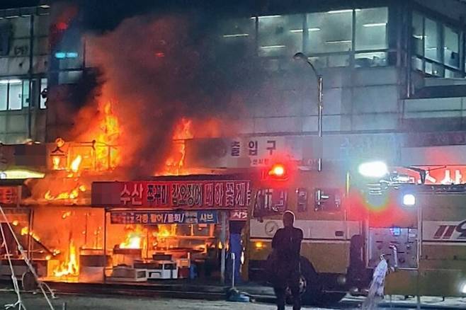 지난 11일 오후 8시45분쯤 전북 군산시 비응도동 한 수산시장 상가건물 1층 식당에서 불이 나 위층으로 확산하고 있다. 전북소방본부 제공