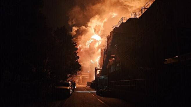 12일 오후 10시 대전 대덕구 한국타이어 공장에서 난 화재로 발생한 연기와 화염이 하늘로 치솟고 있다. 대전소방본부 제공