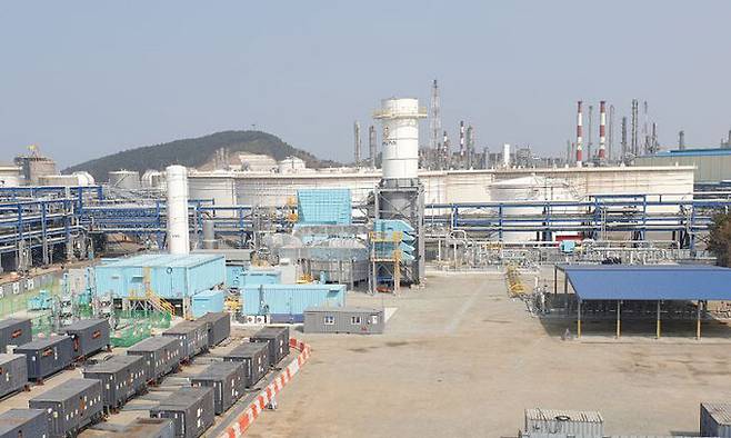 세계 최초로 중대형 가스터빈에 수소를 50% 섞어 이산화탄소 및 질소산화물 배출을 최소화하는 실증 작업이 한창인 한화 대산사업장 전경. 한화임팩트 제공